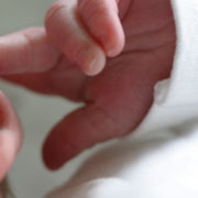 couper les ongles de bébé
