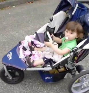 Une poussette pilotée par bébé