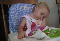 Compilation de bébés qui tombent de sommeil