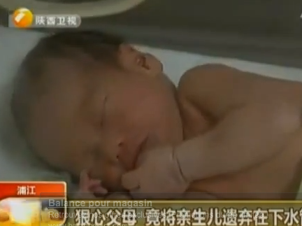 Le bébé chinois retrouvé dans les toilettes va mieux