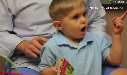 Un enfant sourd entend pour la première fois son papa