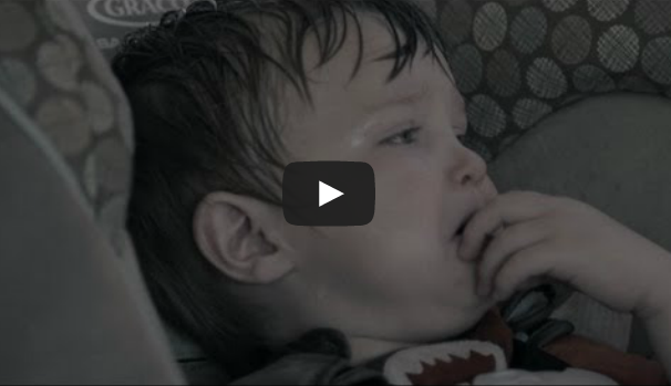 Ne jamais laisser un enfant seul dans une voiture au soleil