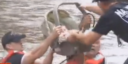 Un bébé sauvé des inondations