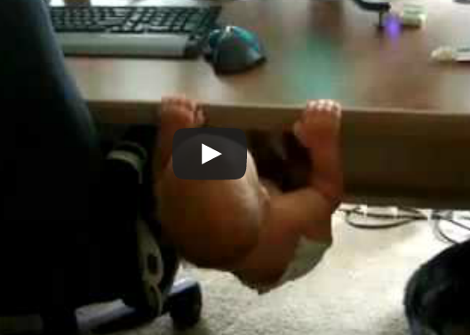 Un bébé prêt à tout pour voir son dessin animé