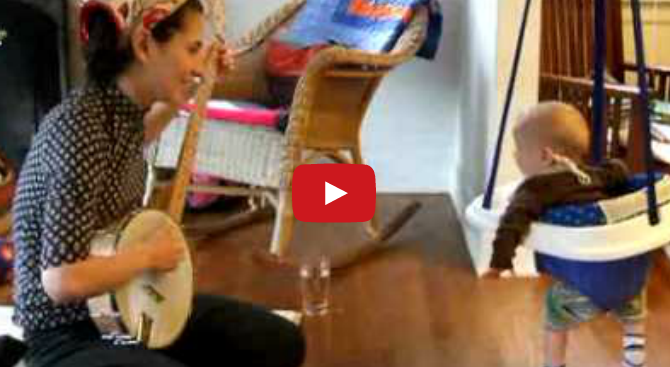 Bébé danse au son du banjo dans son yoopala sauteur