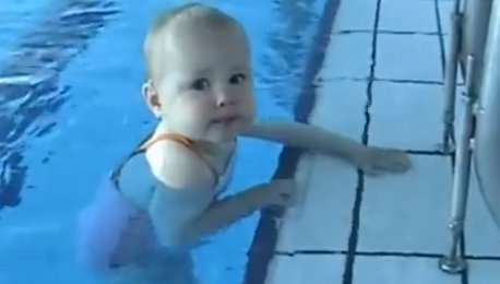 Vidéo bébé nageur comme un poisson dans l&rsquo;eau