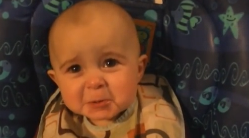 Un bébé très émotif quand sa maman se met à chanter