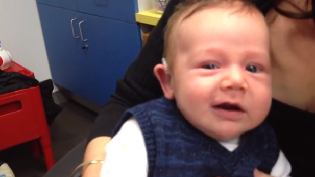 vidéo d&rsquo;un bébé sourd qui entend pour la première fois