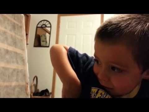 Un papa fait semblant de voler le nez de son fils