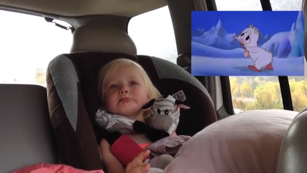 Une petit fille très sensible devant un dessin animé