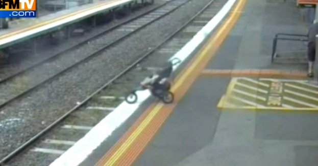 Un bébé dans un poussette tombe sur les voies