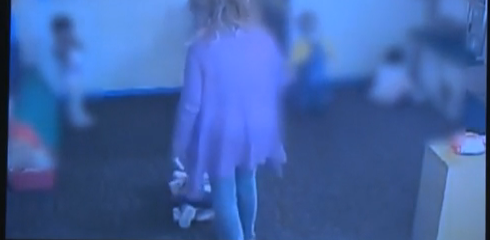 Une employée de crèche filmée maltraitant un enfant