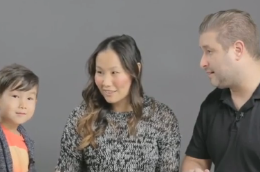 Des parents expliquent à leur enfant comment on fait les bébés