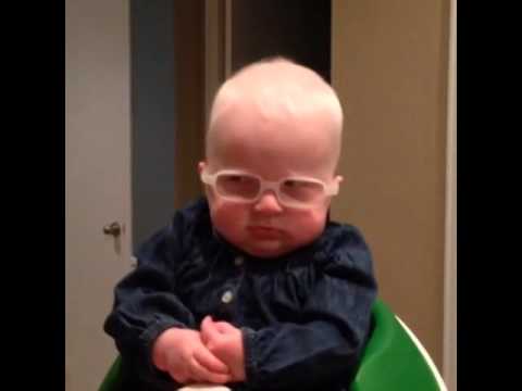 Un bébé atteint d&rsquo;albinisme reconnait sa mère pour la première fois