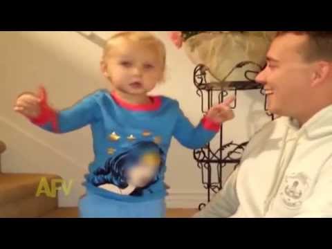 Un bébé impressionné par le tour de magie de son papa