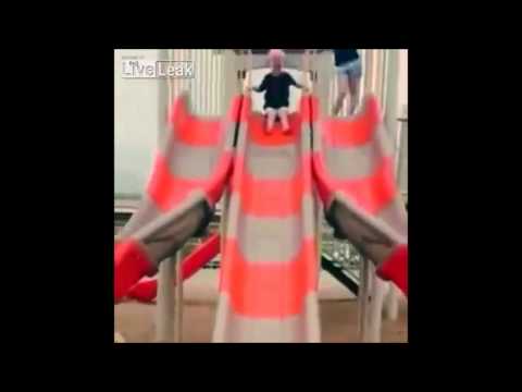 Un enfant fait une drôle de descente en toboggan