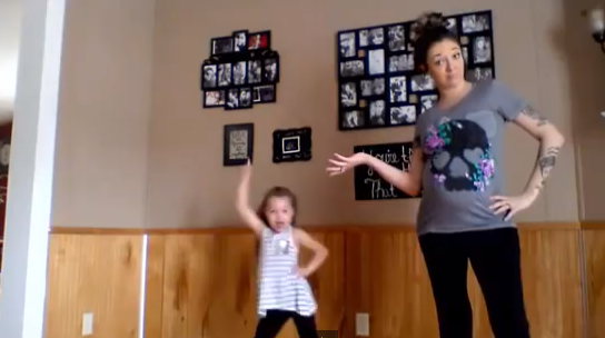 Enceinte, elle réalise avec sa fille une chorégraphie.