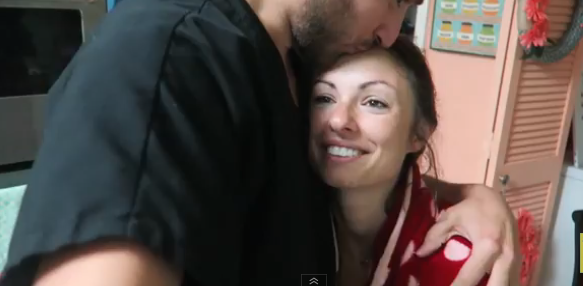 Il annonce à sa femme qu&rsquo;elle est enceinte