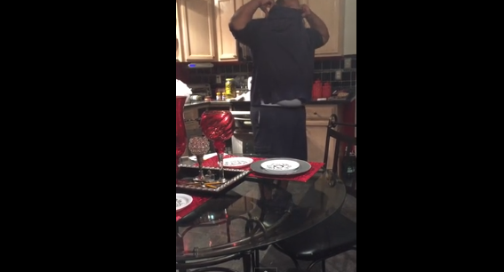 Il apprend la grossesse de sa femme en ouvrant le four de la cuisine